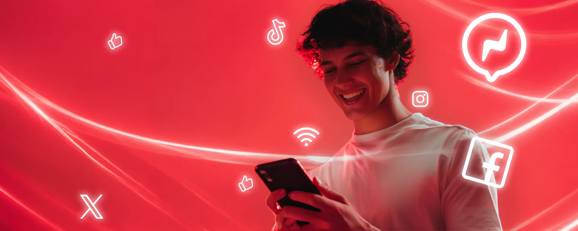 Cliente PandaMovil sonriendo con su celular
